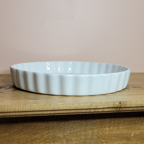 Christenholm Fluted Floral Rose Ceramic Pie Quiche Dish - Picture 2 of 4